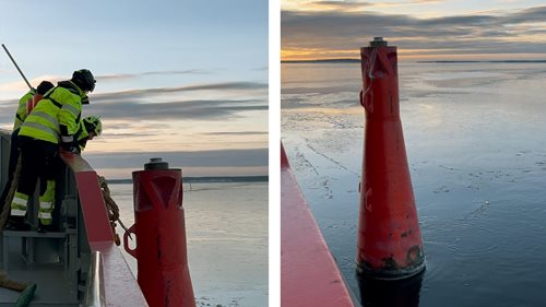 Delar av Piteå Hamns driftavdelning tillsammans med Viscarias besättning arbetar för att fästa den röda farledsbojen. Med bogserbåtens kraft flyttas den därefter till sin rätta position i farleden.